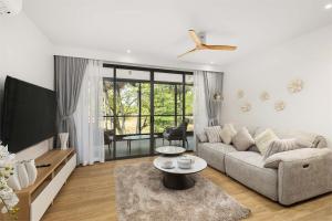 TV a/nebo společenská místnost v ubytování Bang Tao - Laguna Beachside 3BR Apartment 130 sq m