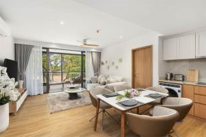 Kuchyň nebo kuchyňský kout v ubytování Bang Tao - Laguna Beachside 3BR Apartment 130 sq m