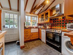 Kuchyň nebo kuchyňský kout v ubytování 3 Bed in Aldborough 85528
