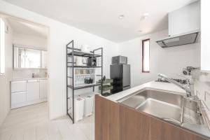 Kuchyň nebo kuchyňský kout v ubytování Brand New Shinjuku House 3BR 6pax only 4min to Station + 33 fotografií