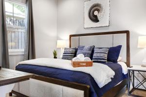 Ένα ή περισσότερα κρεβάτια σε δωμάτιο στο Nueces - A Birdy Vacation Rental