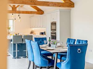 パトリー・ブリッジにある3 Bed in Pateley Bridge 94743のダイニングルーム(青い椅子、テーブル付)