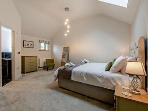 パトリー・ブリッジにある3 Bed in Pateley Bridge 94743のベッドルーム1室(ベッド1台、ランプ付きデスク付)