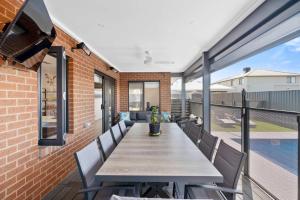 une salle à manger extérieure avec une table et des chaises dans l'établissement The Ace Escape - Yarrawonga, à Yarrawonga