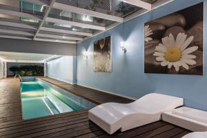 Bazén v ubytování TOP VIEW PENTHOUSE Private Rooftop, Wi-Fi 500Mbps, Air Conditioning, Grill, Pool and Gym nebo v jeho okolí