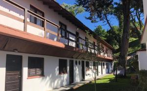 eine Außenansicht eines weißen Gebäudes mit Fenstern in der Unterkunft Chill hotel in Villa Gesell