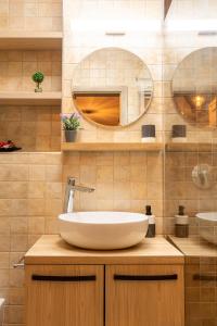 蒂米什瓦拉MARA Luxury Golden ApArt Hotel - ULTRACENTRAL with Free Parking的浴室里有白色洗手池和镜子 更多45张照片