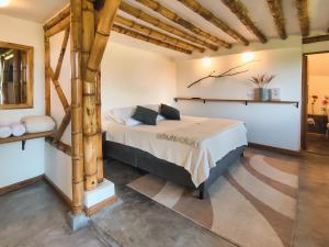 a bedroom with a bed in a room at Casa Laureles in Filandia