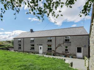 - une vue sur l'extérieur d'une maison en briques dans l'établissement 3 Bed in Bala 75914, à Frongoch