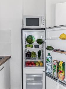 Η κουζίνα ή μικρή κουζίνα στο Modern and Elegant 1BR Apartment City Center