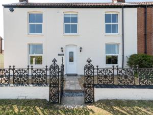 Sea Pallingにある4 Bed in Sea Palling 91480の黒鉄門白家