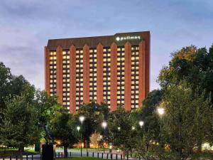 墨尔本墨尔本公园铂尔曼酒店&度假村的一座高楼,楼顶有标志