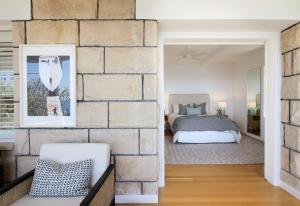 Schlafzimmer mit Ziegelwand und Bett in der Unterkunft Salt in Palm Beach + 32 Fotos