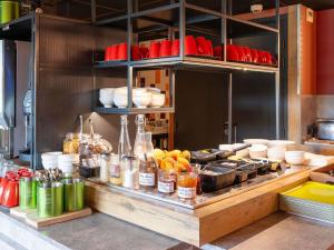 Una cocina con una encimera con comida encima. en ibis budget Lyon Centre Confluence, en Lyon