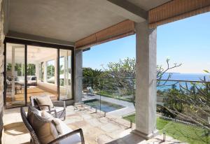 ein Meerblick von einer Terrasse mit Glastüren in der Unterkunft Salt in Palm Beach