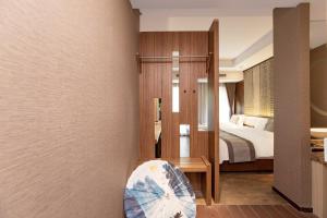 a hotel room with a bed and a umbrella at Confucius Temple Yisu Hotel in Gaoqiao