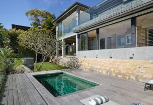 ein Haus mit einem Swimmingpool davor in der Unterkunft Salt in Palm Beach