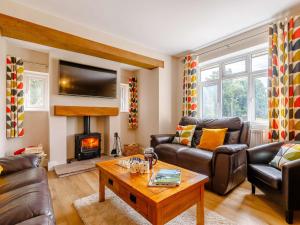 a living room with leather furniture and a fireplace at 4 Bed in Alsop-En-Le-Dale 88935 in Alsop en le Dale