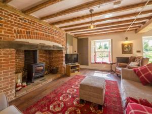 Μια τηλεόραση ή/και κέντρο ψυχαγωγίας στο 3 Bed in North Creake KT033