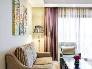 un salon avec un canapé et une chaise dans l'établissement Pullman Resort Al Marjan Island, à Ras al Khaimah 119 autres photos