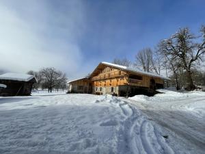 une cabane en rondins dans la neige avec des pistes dans la neige dans l'établissement Chalet spacieux à Samoëns, 6 chambres, idéal pour 14 personnes avec Wifi - FR-1-846-1, à Samoëns