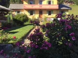 サモエンヌにあるGrand chalet à Samoëns pour 11 personnes avec Wifi - FR-1-846-7の庭前紫花家