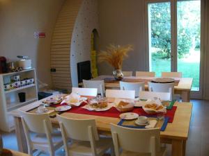 una sala da pranzo con tavolo e sedie in legno di Agriturismo Gallegati a Faenza