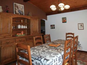ein Esszimmer mit einem Tisch und einigen Stühlen in der Unterkunft Charmante Villa à Samoëns avec Wifi et 2 Chambres - FR-1-846-34 in Samoëns + 8 Fotos