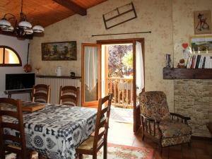 ein Esszimmer mit einem Tisch und Stühlen sowie einem Balkon in der Unterkunft Charmante Villa à Samoëns avec Wifi et 2 Chambres - FR-1-846-34 in Samoëns