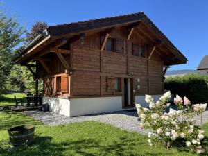 une petite maison en bois dans une cour dans l'établissement Chalet pour 8 avec Wifi à Samoëns - FR-1-846-36, à Samoëns