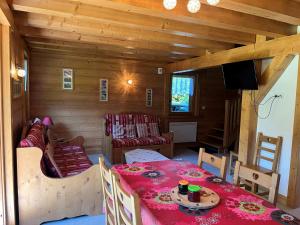 une salle à manger avec une table et des chaises dans une cabine dans l'établissement Chalet pour 8 avec Wifi à Samoëns - FR-1-846-36, à Samoëns