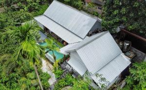 - une vue sur trois bâtiments et une piscine dans l'établissement Stylish Family Loft Home in Central Ubud, à Ubud