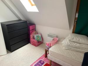 une petite chambre avec un lit et une commode dans l'établissement Maisonnette charmante - Proche plage et commerces - FR-1-482-161, à Royon
