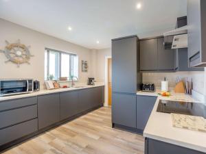 cocina con armarios grises y encimera en 3 Bed in Seahouses 81486, en Seahouses 11 fotos más