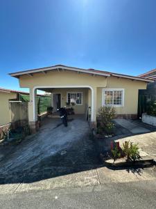 ein Haus mit einem Motorrad in der Einfahrt in der Unterkunft Cuarto amoblado, Arraijan 