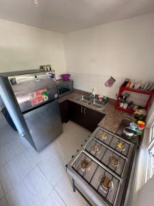einen Blick über eine Küche mit einem Kühlschrank aus Edelstahl in der Unterkunft Cuarto amoblado, Arraijan  + 9 Fotos