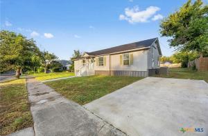 ein Haus mit einer Auffahrt davor in der Unterkunft Casa Amor Texas A Vibrant Villa near BS&W with King Bed in Temple