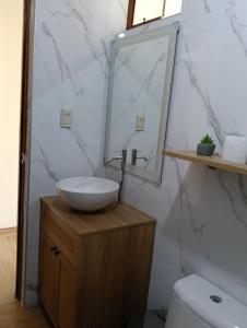 ein Badezimmer mit Waschbecken und Spiegel in der Unterkunft Minidepa con vista al Misti, near Plaza de Armas in Arequipa