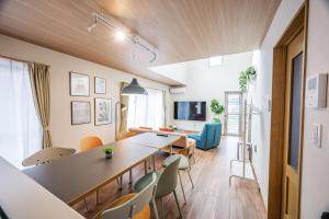 TV a/nebo společenská místnost v ubytování Oneness House Itoshima 糸島志摩