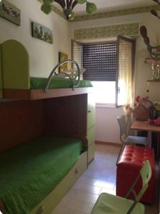 a bedroom with a bunk bed with a sink and a table at Appartamento a 20 metri dal mare San Salvo Marina in Marina di Montenero