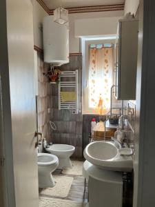 a bathroom with two sinks and two toilets at Appartamento a 20 metri dal mare San Salvo Marina in Marina di Montenero