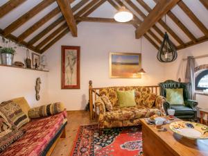 a living room with a couch and a table at 2 Bed in Holt NCC41 in Holt