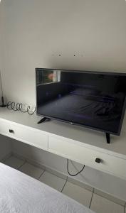 Una televisión o centro de entretenimiento en Apartamento Completo