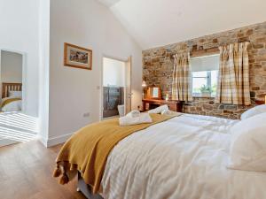 Postel nebo postele na pokoji v ubytování 2 Bed in Newquay 95322