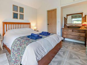 Postel nebo postele na pokoji v ubytování 1 Bed in Looe 95182
