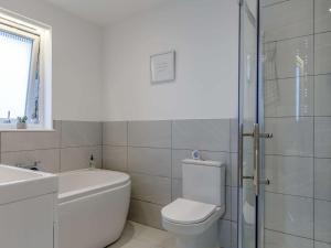 セント・ジャストにある1 Bed in Sennen 85330のトイレと洗面台を備えた白いバスルーム