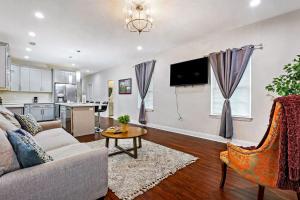 Μια τηλεόραση ή/και κέντρο ψυχαγωγίας στο Luxury 2-Bedroom Oasis with Open Living Space & Designer Touches