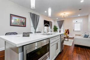 Η κουζίνα ή μικρή κουζίνα στο Luxury 2-Bedroom Oasis with Open Living Space & Designer Touches