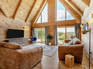 Una sala de estar con sofás y un televisor de pantalla plana. en 4 Bed in Kippford 95234, en Kippford