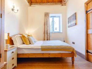 a bedroom with a bed and a window at 2 Bed in Launceston 81077 in Saint Giles on the Heath